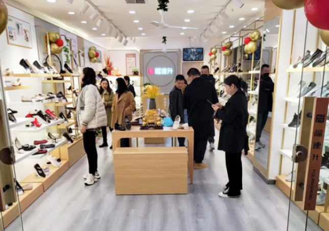 開老北京布鞋店年收入？