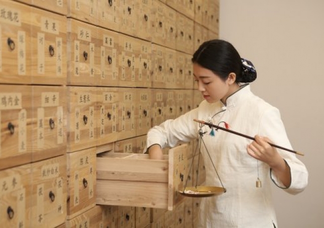 艾葉泡腳能治風濕嗎-請問用艾葉煮水泡腳對膝關節(jié)風濕和骨質(zhì)增生有沒有緩解